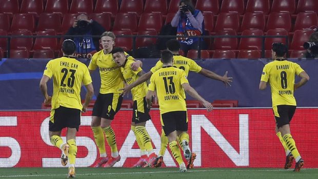 Dortmund's Erling Haaland, 2nd left, celebrates after scoring his side's second goal during the Champions League, round of 16, first leg soccer match between Sevilla and Borussia Dortmund at the Ramon Sanchez Pizjuan stadium in Seville, Spain, Wednesday, Feb. 17, 2021. (AP Photo/Angel Fernandez)