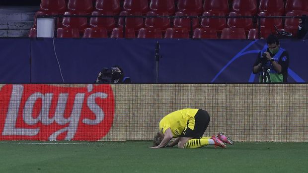 Dortmund's Erling Haaland celebrates after scoring his side's third goal during the Champions League, round of 16, first leg soccer match between Sevilla and Borussia Dortmund at the Ramon Sanchez Pizjuan stadium in Seville, Spain, Wednesday, Feb. 17, 2021. (AP Photo/Angel Fernandez)