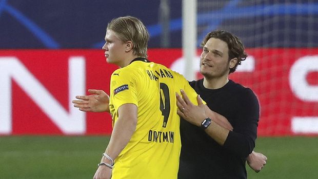 Dortmund's Erling Haaland, left is congratulated by Dortmund's head coach Edin Terzic at the end of the Champions League, round of 16, first leg soccer match between Sevilla and Borussia Dortmund at the Ramon Sanchez Pizjuan stadium in Seville, Spain, Wednesday, Feb. 17, 2021. (AP Photo/Angel Fernandez)