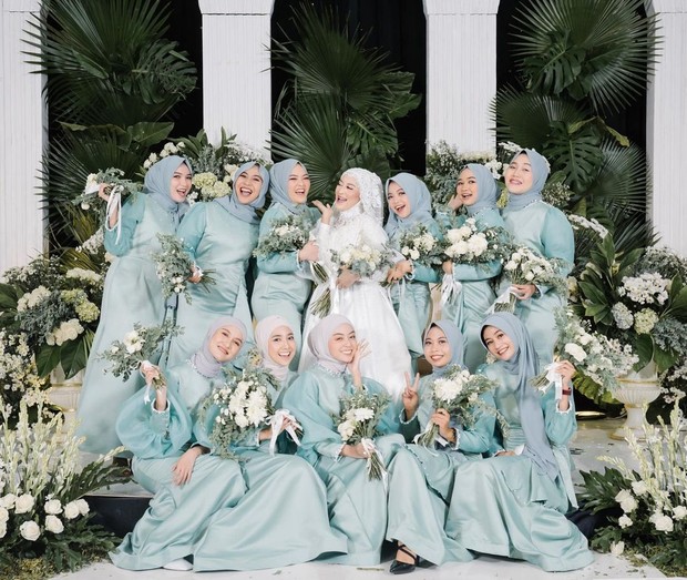 Seviq Febinita didampingi pasukan bridesmaid/instagram.com/seviqfebinita