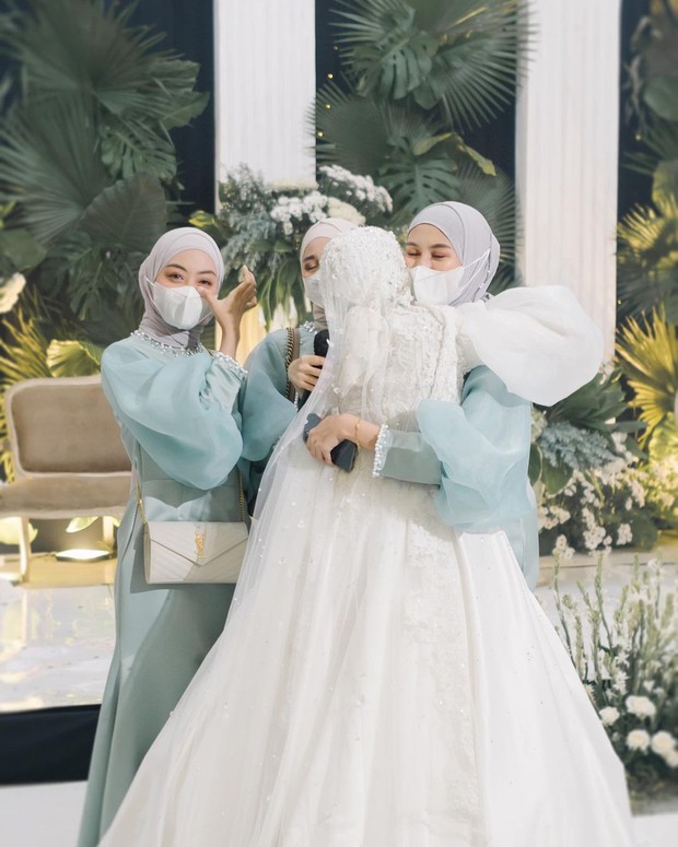 Seviq Febinita menangis haru bareng sahabat/instagram.com/seviqfebinita