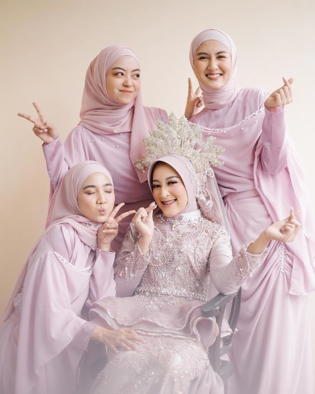 Seviq Febinita bersama bridesmaid versi kedua/instagram.com/seviqfebinita