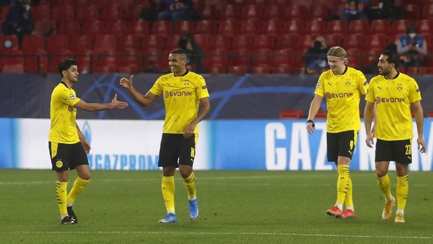 Dortmund's Mahmoud Dahoud, left, celebrates with Manuel Akanji after scoring his side's first goal from a distance during the Champions League, round of 16, first leg soccer match between Sevilla and Borussia Dortmund at the Ramon Sanchez Pizjuan stadium in Seville, Spain, Wednesday, Feb. 17, 2021. (AP Photo/Angel Fernandez)