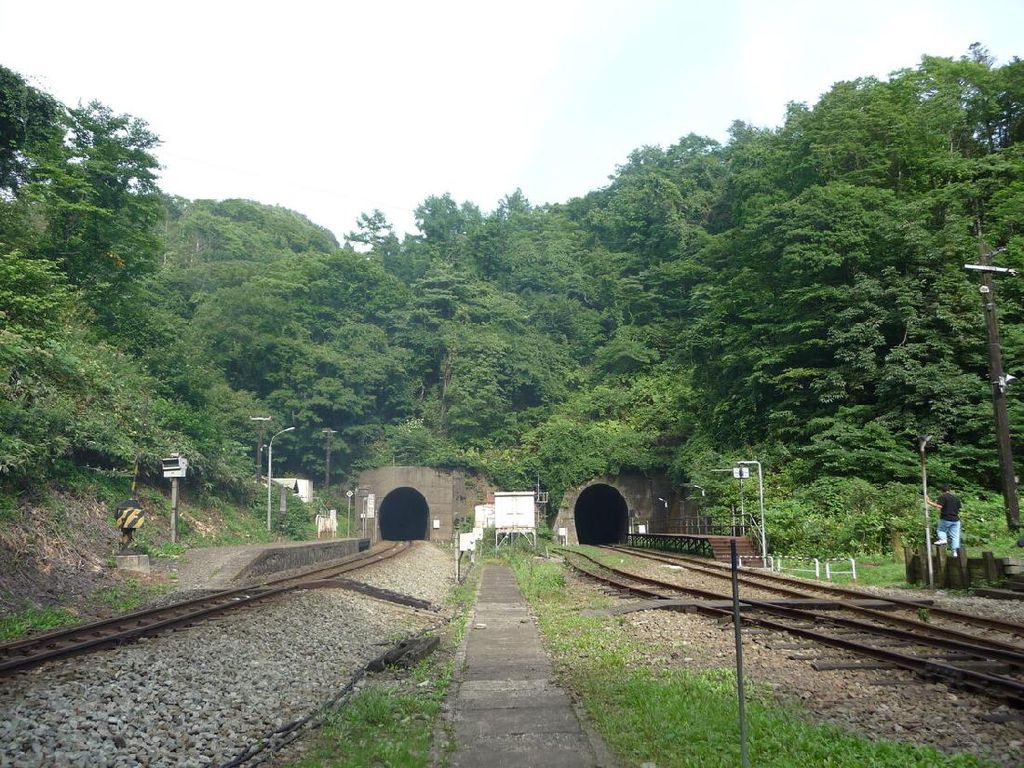 Diapit Tebing Batu, Ini Stasiun Kereta Paling Terpencil di Jepang Diapit Tebing Batu, Ini Stasiun Kereta Paling Terpencil di Jepang