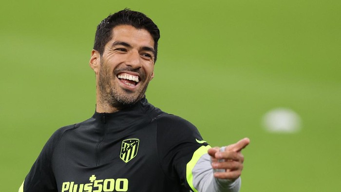 MUNICH, GERMANY - OCTOBER 20: Luis Suarez of Atletico reacts during a final training session ahead of the UEFA Champions League Group A stage match between Atletico Madrid and FC Bayern Muenchen at Allianz Arena on October 20, 2020 in Munich, Germany. (Photo by Alexander Hassenstein/Getty Images)