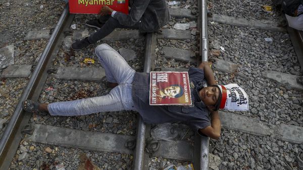 Tolak Kudeta Militer Myanmar, Demonstran Blokir Jalur Kereta Api