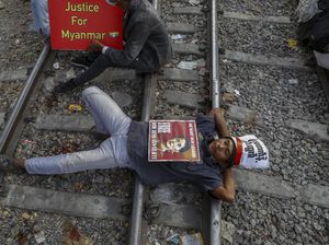 Tolak Kudeta Militer Myanmar, Demonstran Blokir Jalur Kereta Api