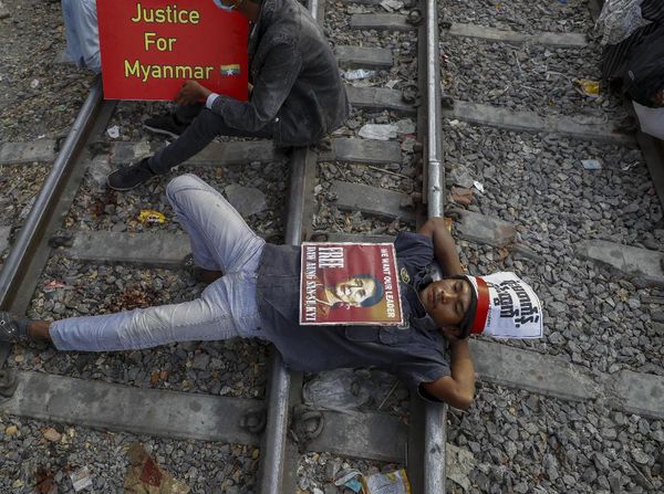 Tolak Kudeta Militer Myanmar, Demonstran Blokir Jalur Kereta Api