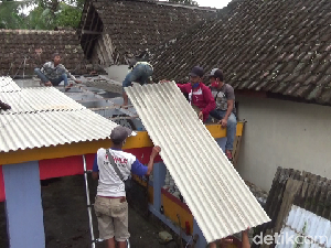 Puluhan Warga Lumajang Mulai Perbaiki Rumahnya yang Diterjang Angin Kencang