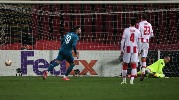 BELGRADE, SERBIA - FEBRUARY 18: Theo Hernandez of A.C. Milan scores their sides second goal from the penalty spot past Milan Borjan of Crvena Zvezda during the UEFA Europa League Round of 32 match between Crvena Zvezda and AC Milan at Rajko Mitic Stadium on February 18, 2021 in Belgrade, Serbia. Sporting stadiums around Serbia remain under strict restrictions due to the Coronavirus Pandemic as Government social distancing laws prohibit fans inside venues resulting in games being played behind closed doors. (Photo by Srdjan Stevanovic/Getty Images)