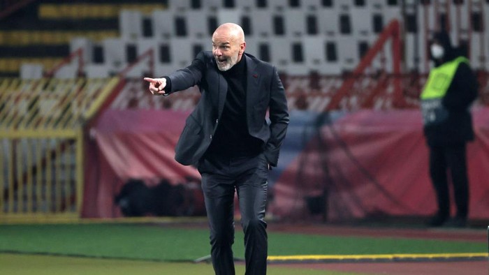 BELGRADE, SERBIA - FEBRUARY 18: Stefano Pioli, Manager of AC Milan gives their team instructions during the UEFA Europa League Round of 32 match between Crvena Zvezda and AC Milan at Rajko Mitic Stadium on February 18, 2021 in Belgrade, Serbia. Sporting stadiums around Serbia remain under strict restrictions due to the Coronavirus Pandemic as Government social distancing laws prohibit fans inside venues resulting in games being played behind closed doors. (Photo by Srdjan Stevanovic/Getty Images)