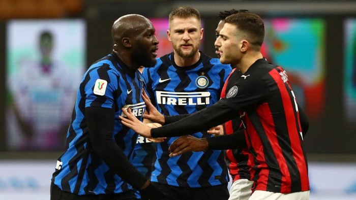 MILAN, ITALY - JANUARY 26:  Romelu Lukaku (L) of FC Internazionale reacts during the Coppa Italia match between FC Internazionale and AC Milan at Stadio Giuseppe Meazza on January 26, 2021 in Milan, Italy. Sporting stadiums around Italy remain under strict restrictions due to the Coronavirus Pandemic as Government social distancing laws prohibit fans inside venues resulting in games being played behind closed doors.  (Photo by Marco Luzzani/Getty Images)