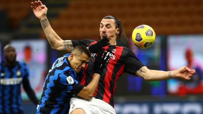 MILAN, ITALY - JANUARY 26:  Zlatan Ibrahimovic (R) of AC Milan competes for the ball with Alexis Sanchez (L) of Internazionale during the Coppa Italia match between FC Internazionale and AC Milan at Stadio Giuseppe Meazza on January 26, 2021 in Milan, Italy. Sporting stadiums around Italy remain under strict restrictions due to the Coronavirus Pandemic as Government social distancing laws prohibit fans inside venues resulting in games being played behind closed doors.  (Photo by Marco Luzzani/Getty Images)