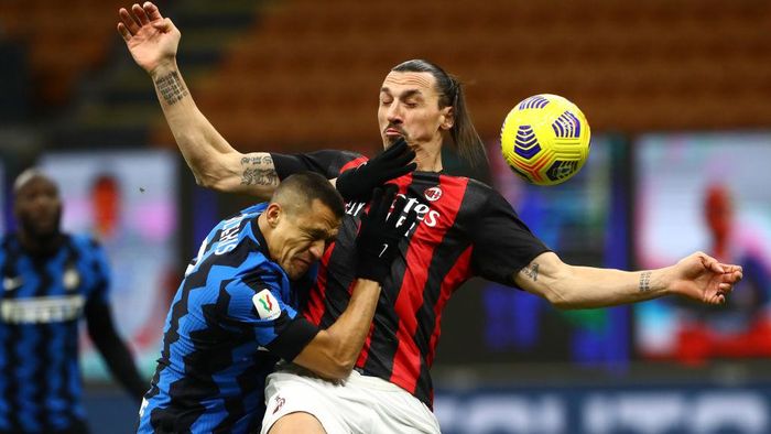 AC Milan vs Inter Milan MILAN, ITALY - JANUARY 26: Zlatan Ibrahimovic (R) of AC Milan competes for the ball with Alexis Sanchez (L) of Internazionale during the Coppa Italia match between FC Internazionale and AC Milan at Stadio Giuseppe Meazza on January 26, 2021 in Milan, Italy. Sporting stadiums around Italy remain under strict restrictions due to the Coronavirus Pandemic as Government social distancing laws prohibit fans inside venues resulting in games being played behind closed doors. (Photo by Marco Luzzani/Getty Images)