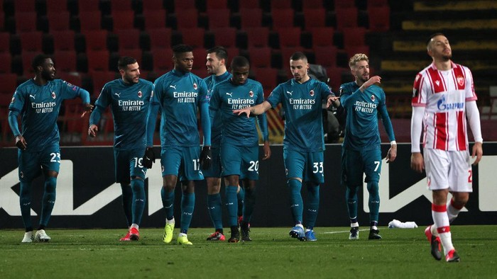 BELGRADE, SERBIA - FEBRUARY 18: Theo Hernandez of A.C. Milan celebrates after scoring their sides goal with team mate Fikayo Tomori (L) during the UEFA Europa League Round of 32 match between Crvena Zvezda and AC Milan at Rajko Mitic Stadium on February 18, 2021 in Belgrade, Serbia. Sporting stadiums around Serbia remain under strict restrictions due to the Coronavirus Pandemic as Government social distancing laws prohibit fans inside venues resulting in games being played behind closed doors. (Photo by Srdjan Stevanovic/Getty Images)