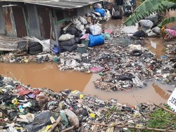 Jalan Truk Tergenang, Sampah Selapangan Bola Bekasi Belum Bisa Diangkut