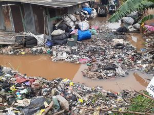 Jalan Truk Tergenang, Sampah Selapangan Bola Bekasi Belum Bisa Diangkut Jalan Truk Tergenang, Sampah Selapangan Bola Bekasi Belum Bisa Diangkut