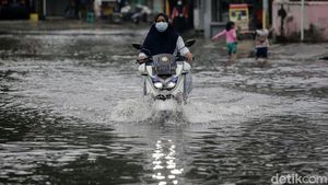 Aksi Nekat Pengendara Terobos Banjir di Taman Duta Depok