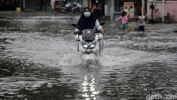 Aksi Nekat Pengendara Terobos Banjir di Taman Duta Depok