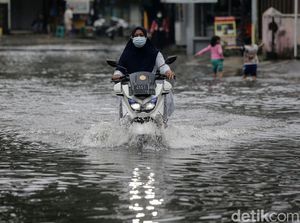 Aksi Nekat Pengendara Terobos Banjir di Taman Duta Depok