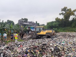 Dengan Alat Berat, Petugas Siap Angkut Sampah Selapangan Bola di Bekasi