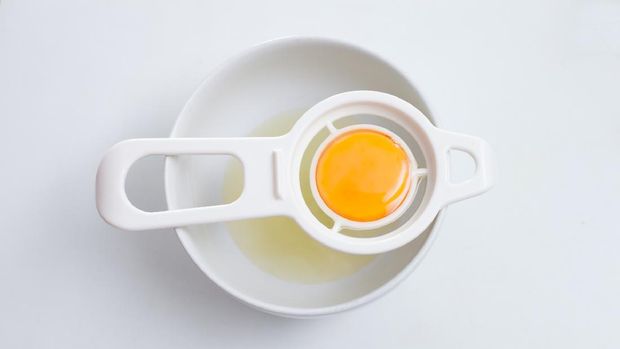 Separating egg white and yolk