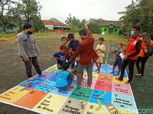 Tawa Riang Anak Korban Banjir di Kudus Saat Bermain Permainan Tradisional