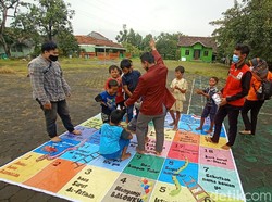 Tawa Riang Anak Korban Banjir di Kudus Saat Bermain Permainan Tradisional