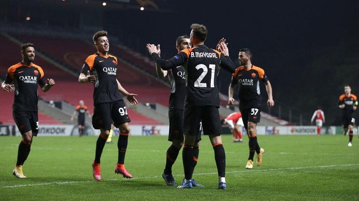 Romas Borja Mayoral, back to camera, is congratulated by his teammates after scoring their sides second goal during the Europa League round of 32, first leg, soccer match between SC Braga and AS Roma at the Municipal stadium in Braga, Portugal, Thursday, Feb. 18, 2021. (AP Photo/Luis Vieira)