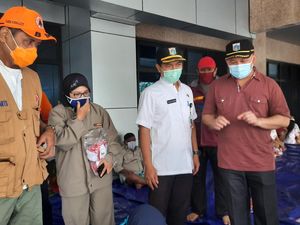 BPBD DKI Bagikan Masker ke Pengungsi Banjir Cipinang Melayu Jaktim