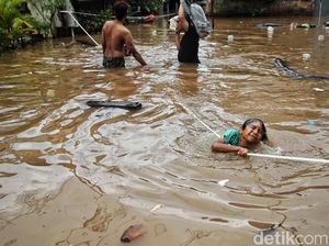 Cipinang Melayu Dibanggakan Anies tapi Kini Banjir Menerjang Cipinang Melayu Dibanggakan Anies tapi Kini Banjir Menerjang