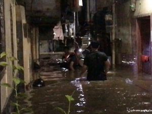Banjir di Kebon Pala Belum Surut Malah Makin Tinggi Banjir di Kebon Pala Belum Surut Malah Makin Tinggi