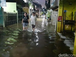 Malam Tiba, Banjir di RW 04 Cipinang Melayu Jaktim Mulai Surut Malam Tiba, Banjir di RW 04 Cipinang Melayu Jaktim Mulai Surut