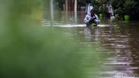 Banjir Setinggi Perut Rendam Jatibening Permai Bekasi