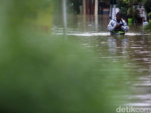 Banjir Setinggi Perut Rendam Jatibening Permai Bekasi