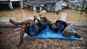 Begini Kondisi Pengungsi Banjir di Cipinang Melayu