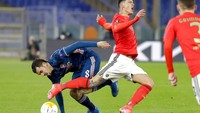 Benfica langsung tancap gas di awal babak kedua. 