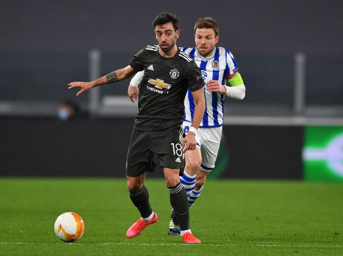 Bruno Fernandes TURIN, ITALY - FEBRUARY 18: Bruno Fernandes of Manchester United and Asier Illarramendi of Real Sociedad battle for the ball during the UEFA Europa League Round of 32 match between Real Sociedad and Manchester United at Allianz Stadium on February 18, 2021 in Turin, Italy. Real Sociedad face Manchester United at a neutral venue in Turin behind closed doors after Spain imposed a ban on travellers arriving from the UK in an effort to prevent the spread of Covid-19 variants. (Photo by Valerio Pennicino/Getty Images)
