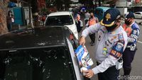 Cabut Pentil hingga Digembosi, Dishub Tertibkan Parkir Liar di Bandung