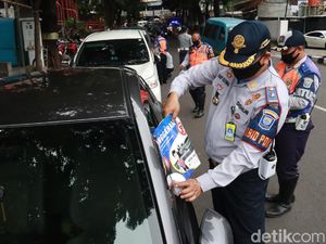 Cabut Pentil hingga Digembosi, Dishub Tertibkan Parkir Liar di Bandung