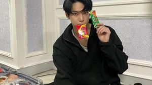 Gaya Keren Doyoung NCT Saat Pamer Camilan dan Makan Mie