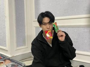Gaya Keren Doyoung NCT Saat Pamer Camilan dan Makan Mie