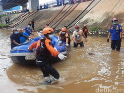 Proses Evakuasi Pasien Covid-19 di Bekasi yang Terjebak Banjir