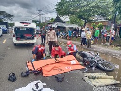 Hindari Genangan di Jalan Sragen, Pemotor Tewas Terlindas Truk