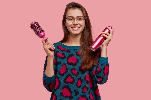 Foto: freepik.com Semprotkan hairspray.