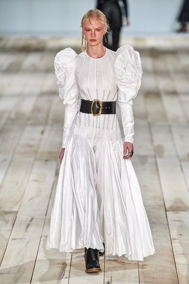 Foto: White maxi dress by Alexander McQueen/id.pinterest.com/Vogue Magazine