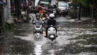Penampakan Genangan yang Rendam Jalan Bangka Raya
