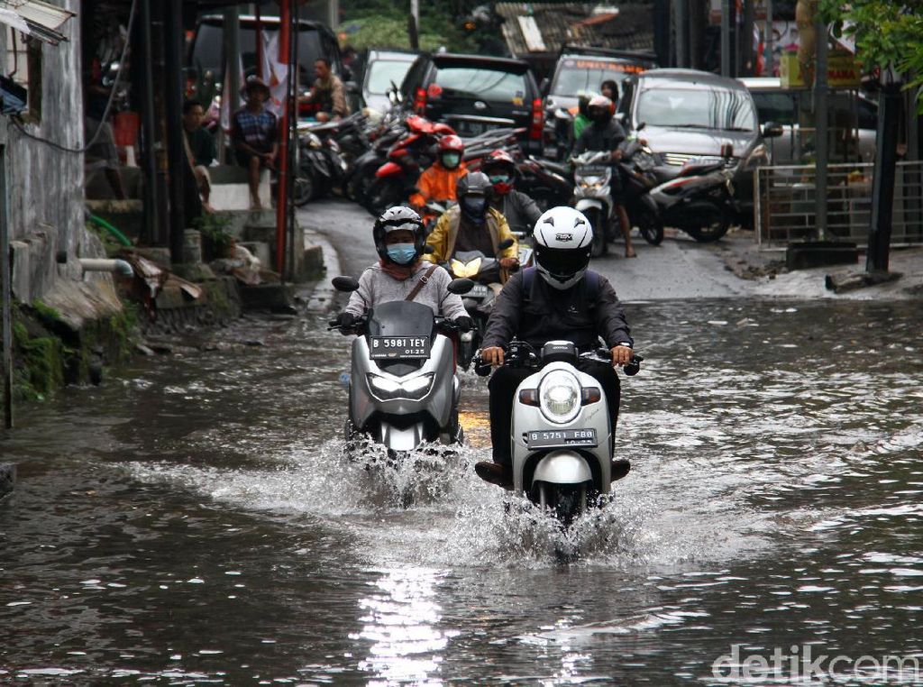 Penampakan Genangan yang Rendam Jalan Bangka Raya Penampakan Genangan yang Rendam Jalan Bangka Raya