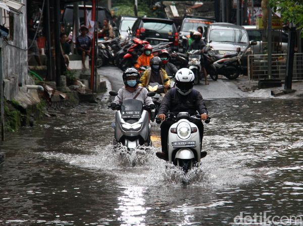 Penampakan Genangan yang Rendam Jalan Bangka Raya