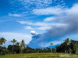 Gunung Raung Masih Erupsi, Potensi Hujan Abu Juga Ada